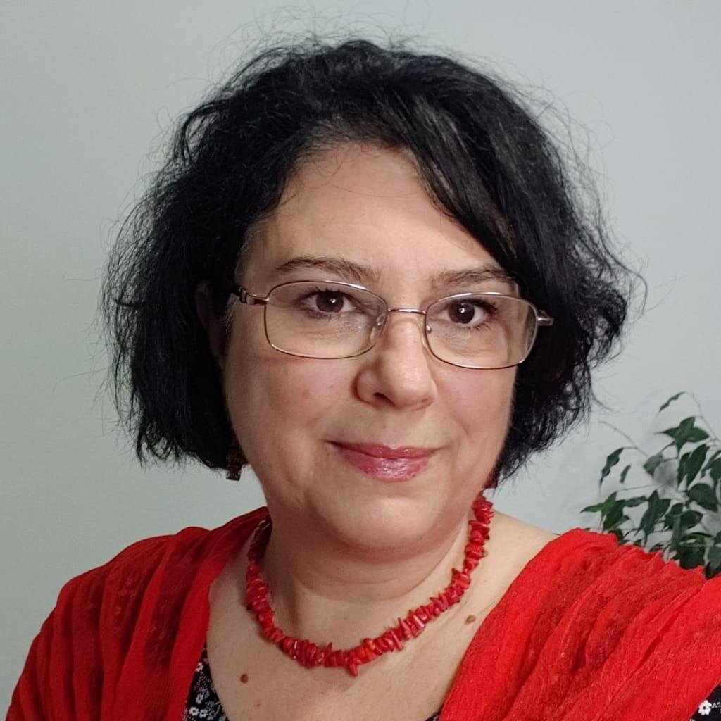 Cristina Ardeleanu-Buzoianu este economist de profesie, iar de peste 10 ani este preocupată de zona de dezvoltare personală, urmând mai multe programe marca Andy Szekely și Bootcamp University. Este consilier pentru dezvoltare personală atestat A.N.C., autoarea seriei Jurnal pentru o viață conștientă (4 volume) și este membru activ în Clubul Speakers Net din 2020.